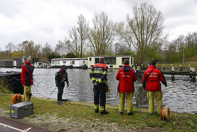 2020/87/20200403-12u04 GB 008 Persoon te water Nieuwemeerdijk.jpg